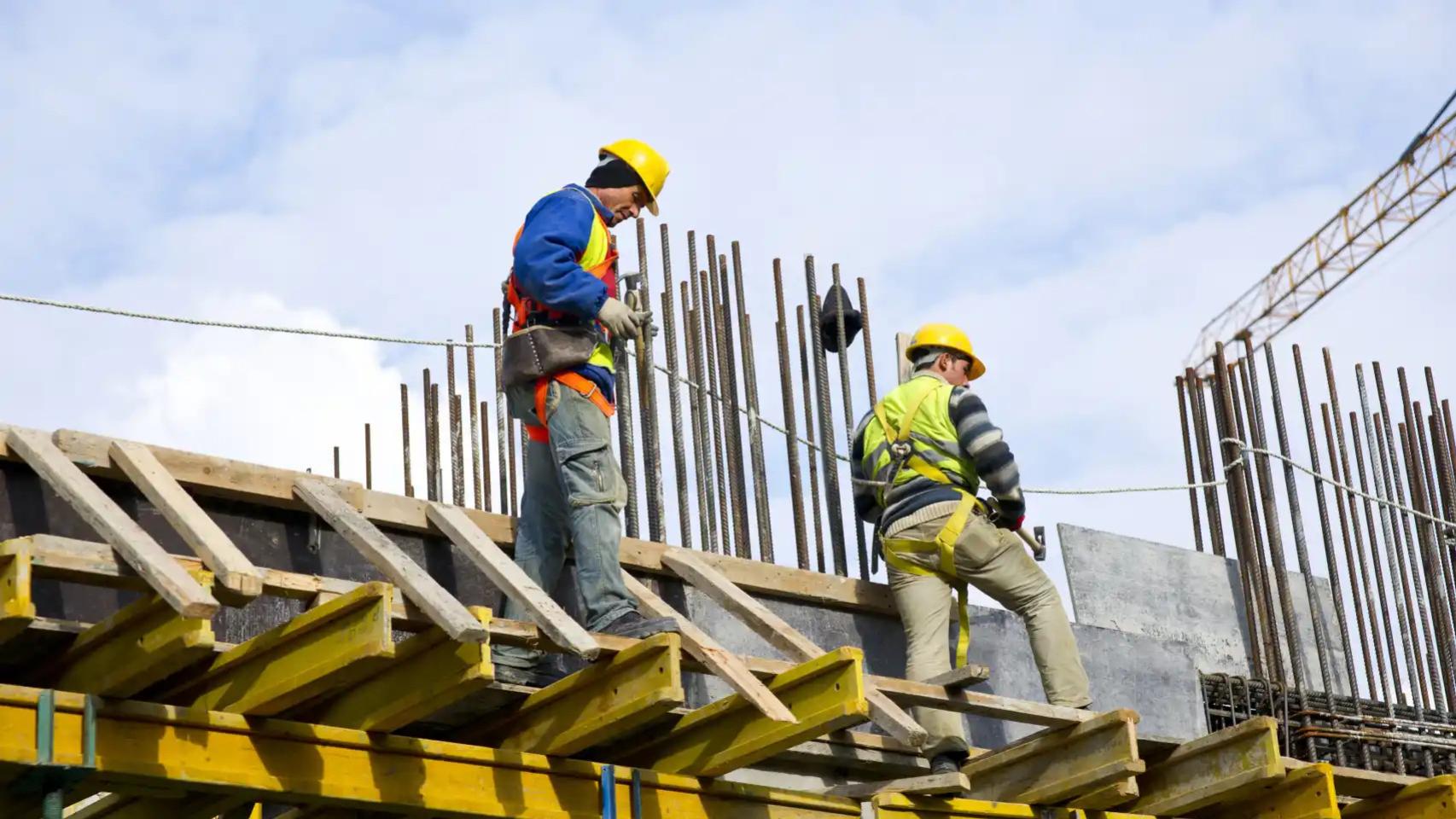 Dos trabajadores en una obra
