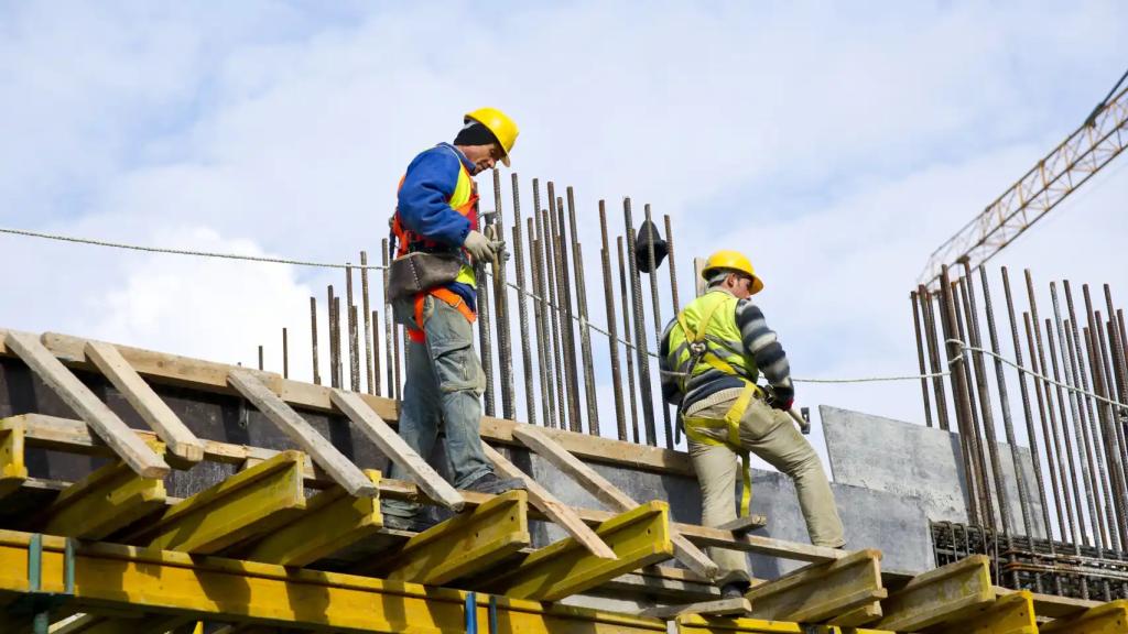 Dos trabajadores en una obra