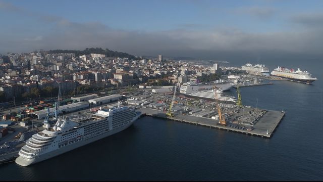 Imagen aérea de los cruceros amarrados en el puerto vigués esta mañana.