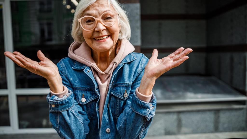 Una mujer mayor muy feliz.
