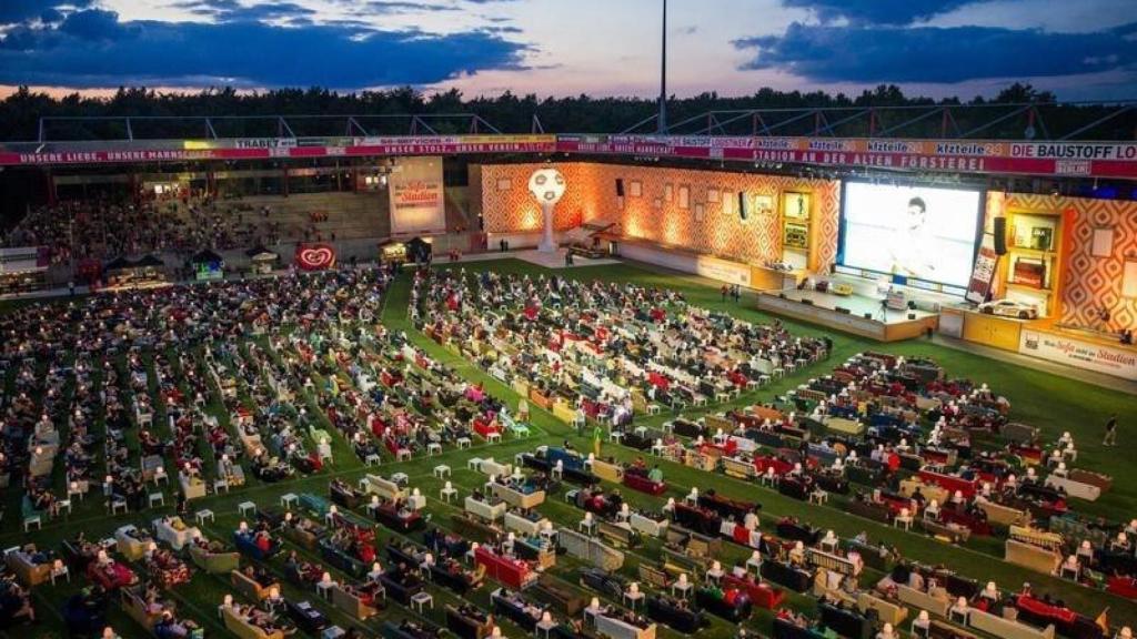 Aficionados sentados en sofás siguiendo el Mundial de 2014 en el estadio del Union Berlin