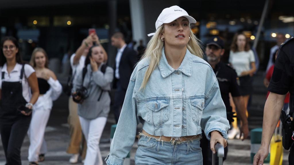 Alexia Putellas, a su llegada al aeropuerto de Manises (Valencia) para acudir a la concentración de la Selección femenina.