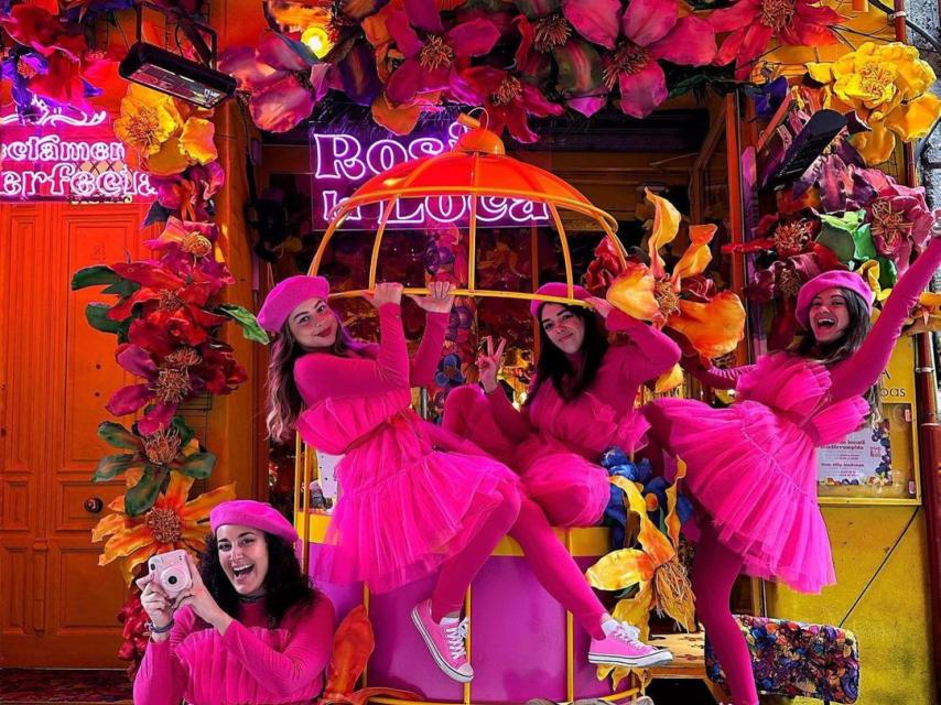 El personal de Rosi La Loca viste de rosa.