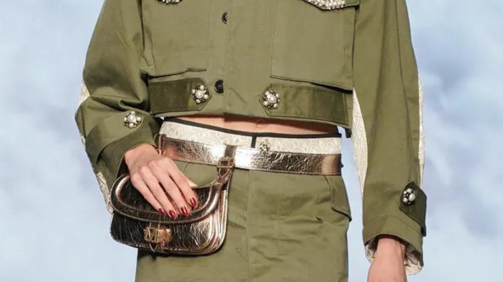 Modelo luciendo una bumbag en el desfile de Antonio Marras.