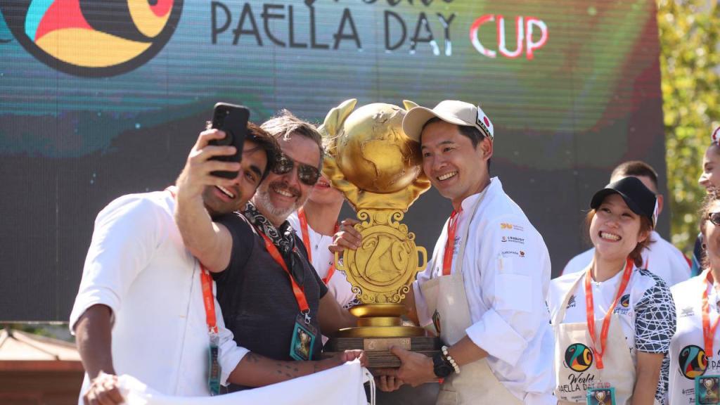 El momento de la entrega del trofeo al chef japonés.