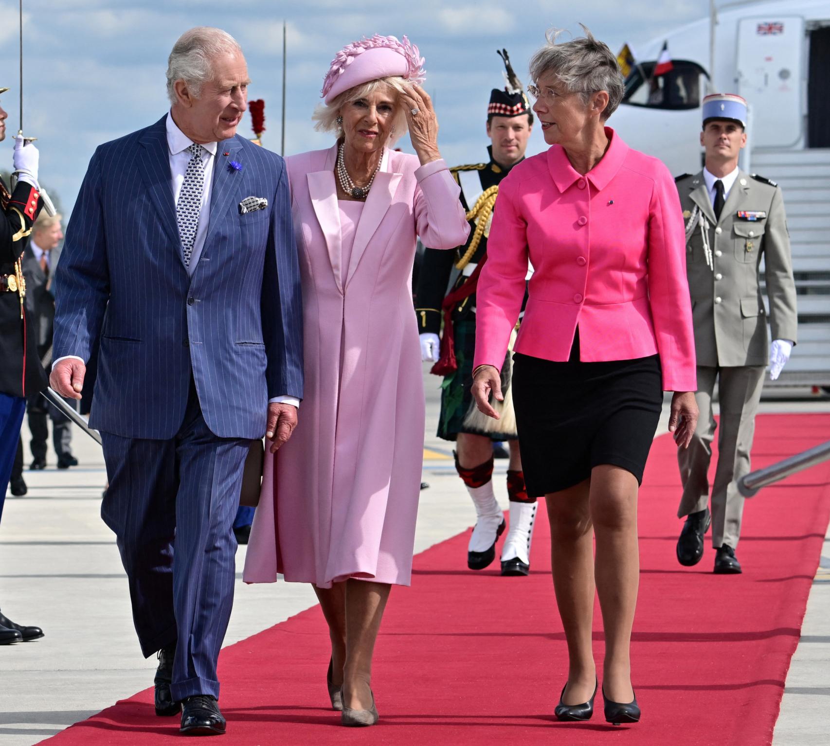 Los Reyes, con la primera ministra francesa, Elisabeth Borne.