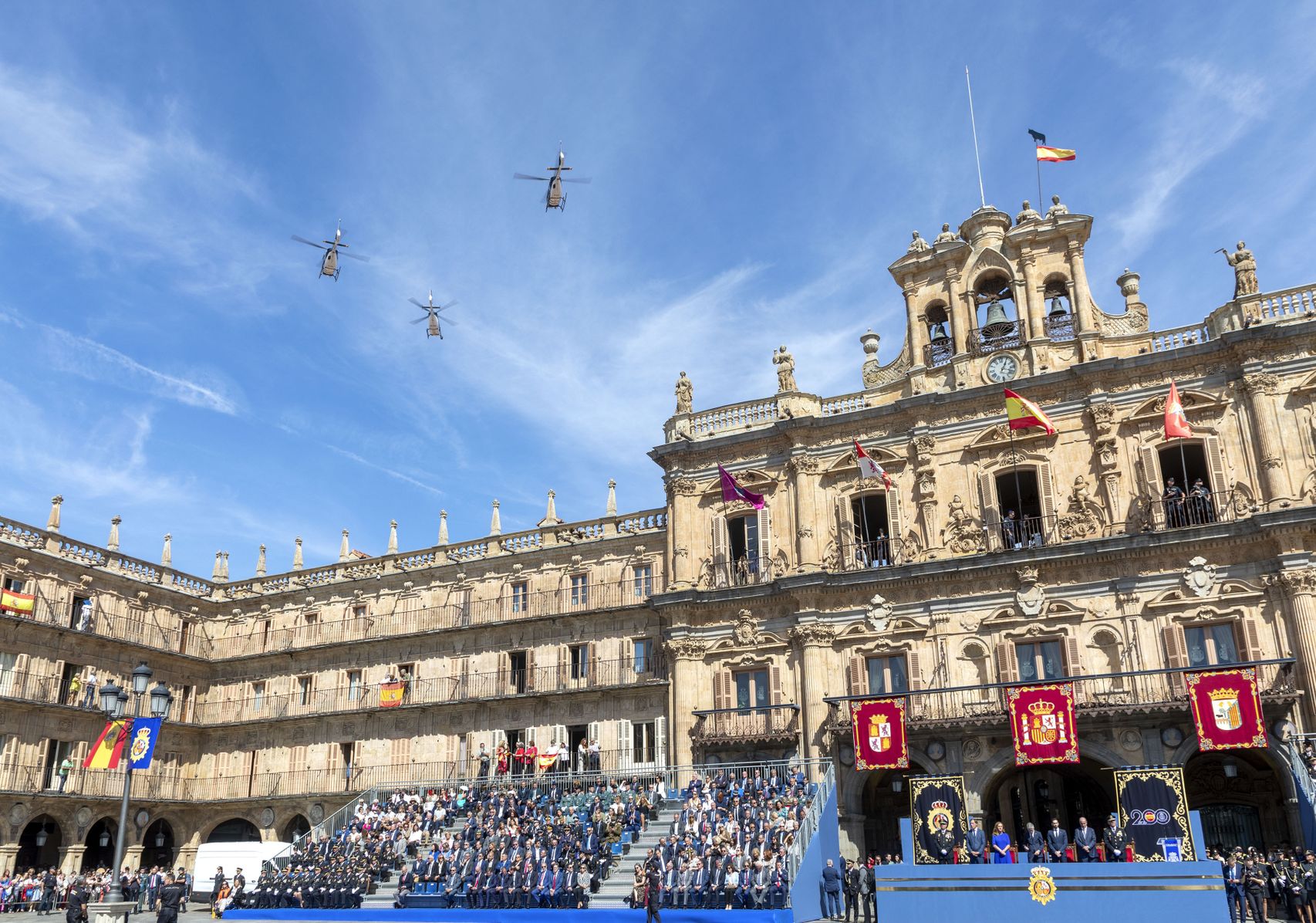 Los helicópteros de la Policía Nacional sobrevolaban la Plaza Mayor durante el desfile