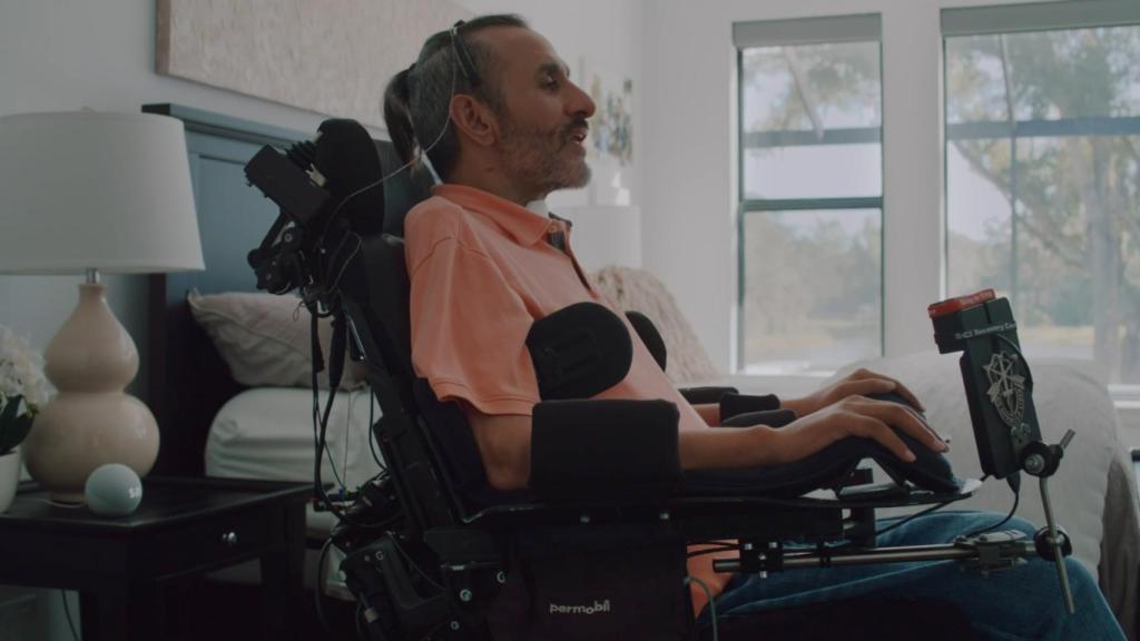 Usuario en silla de ruedas usando Alexa