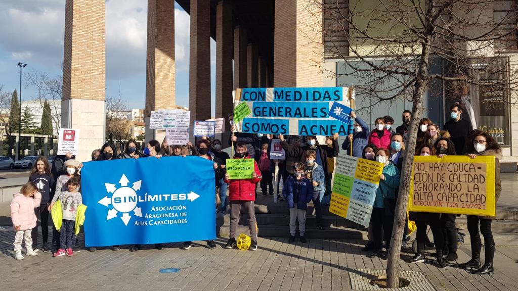 Familias con hijos con altas capacidades intelectuales protestando por su situación en Aragón