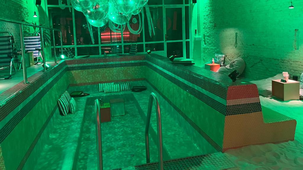 Zona chill out donde se encuentra la piscina.
