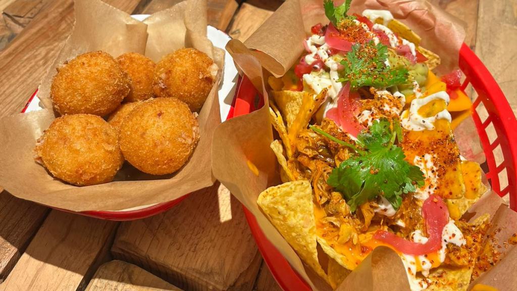 Croquetas de jamón y pollo y nachos.