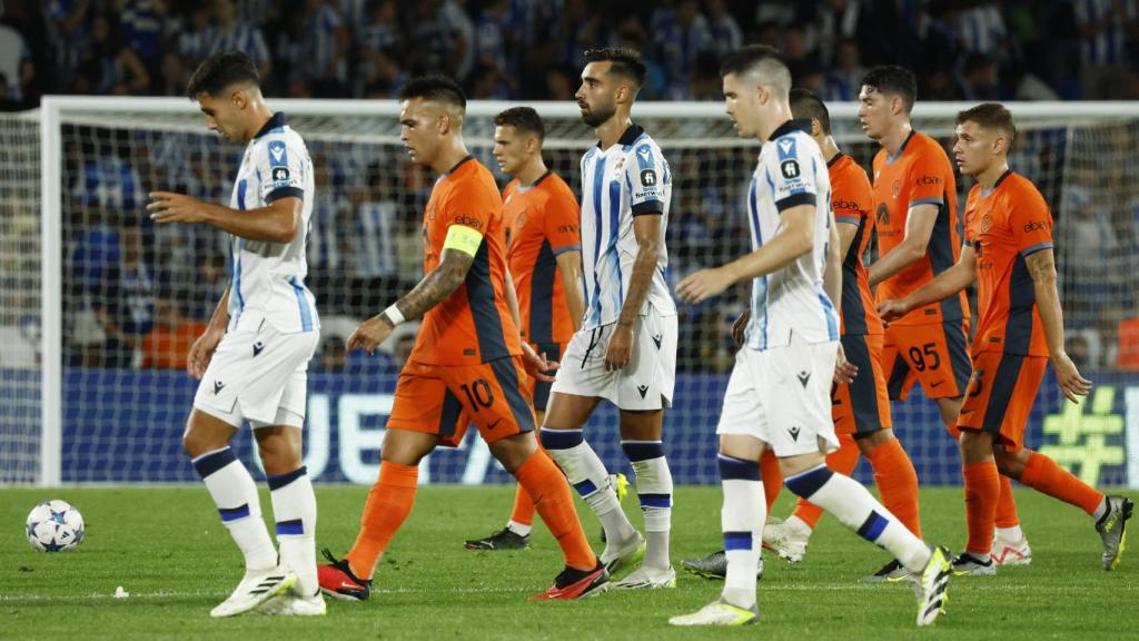 Los jugadores se retiran al túnel de vestuarios