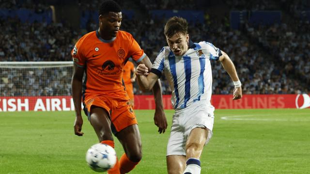 Tierney y Dumfries pelean un balón