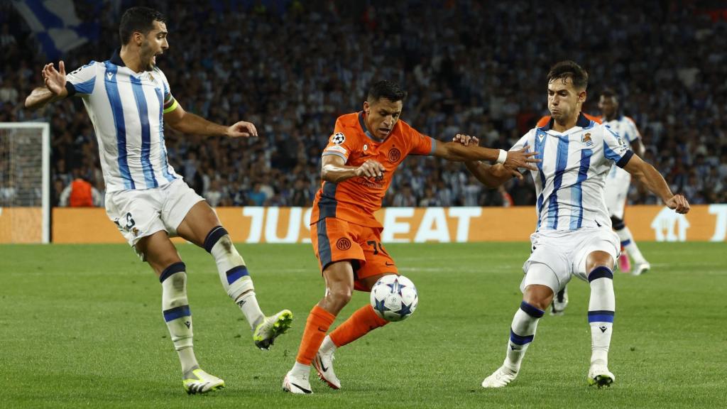 Merino y Zubimendi pelean un balón con Alexis Sánchez