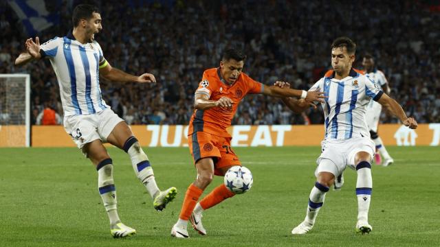 Merino y Zubimendi pelean un balón con Alexis Sánchez