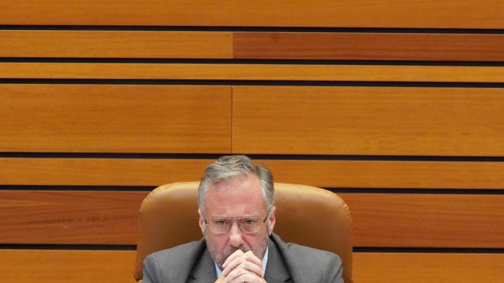El presidente de las Cortes Carlos Pollán durante el Pleno de las Cortes se muestra enfadado
