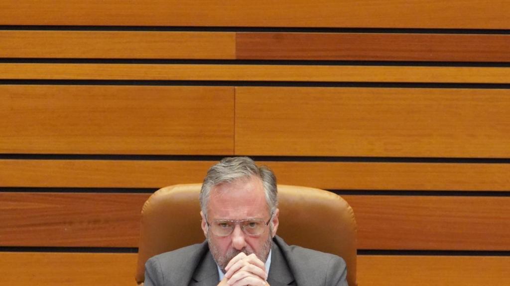 El presidente de las Cortes Carlos Pollán durante el Pleno de las Cortes se muestra enfadado