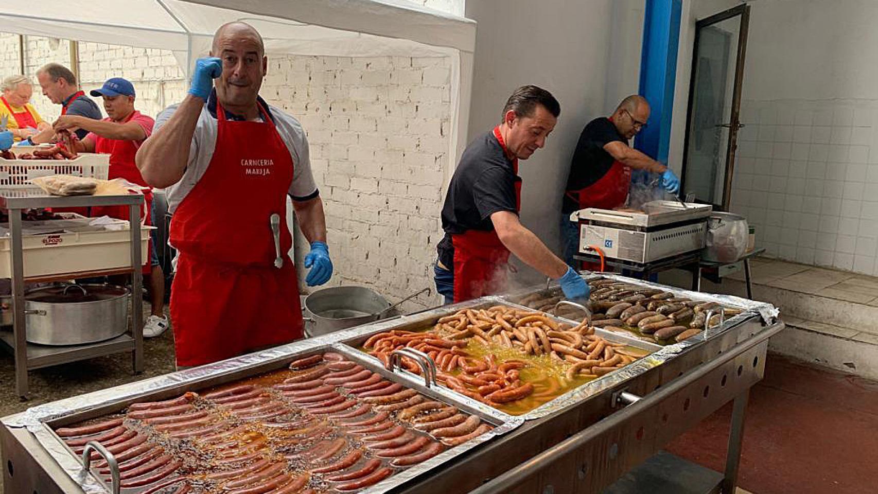 Los trabajadores haciendo los bocadillos en Cigales