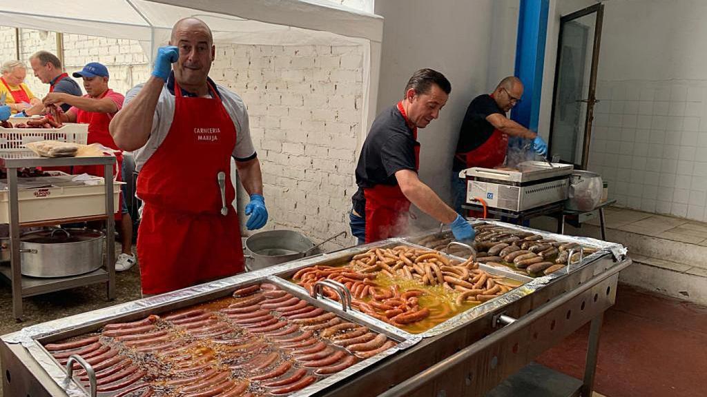 Los trabajadores haciendo los bocadillos en Cigales