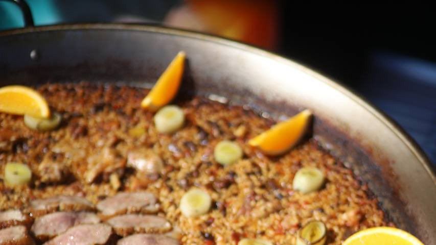 Esta es la paella de Japón que ha ganado la World Paella Day 2023: lleva pato, puerro y naranja.
