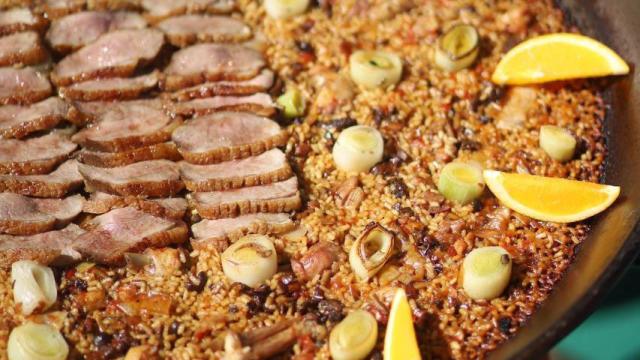 Esta es la paella de Japón que ha ganado la World Paella Day 2023: lleva pato, puerro y naranja.
