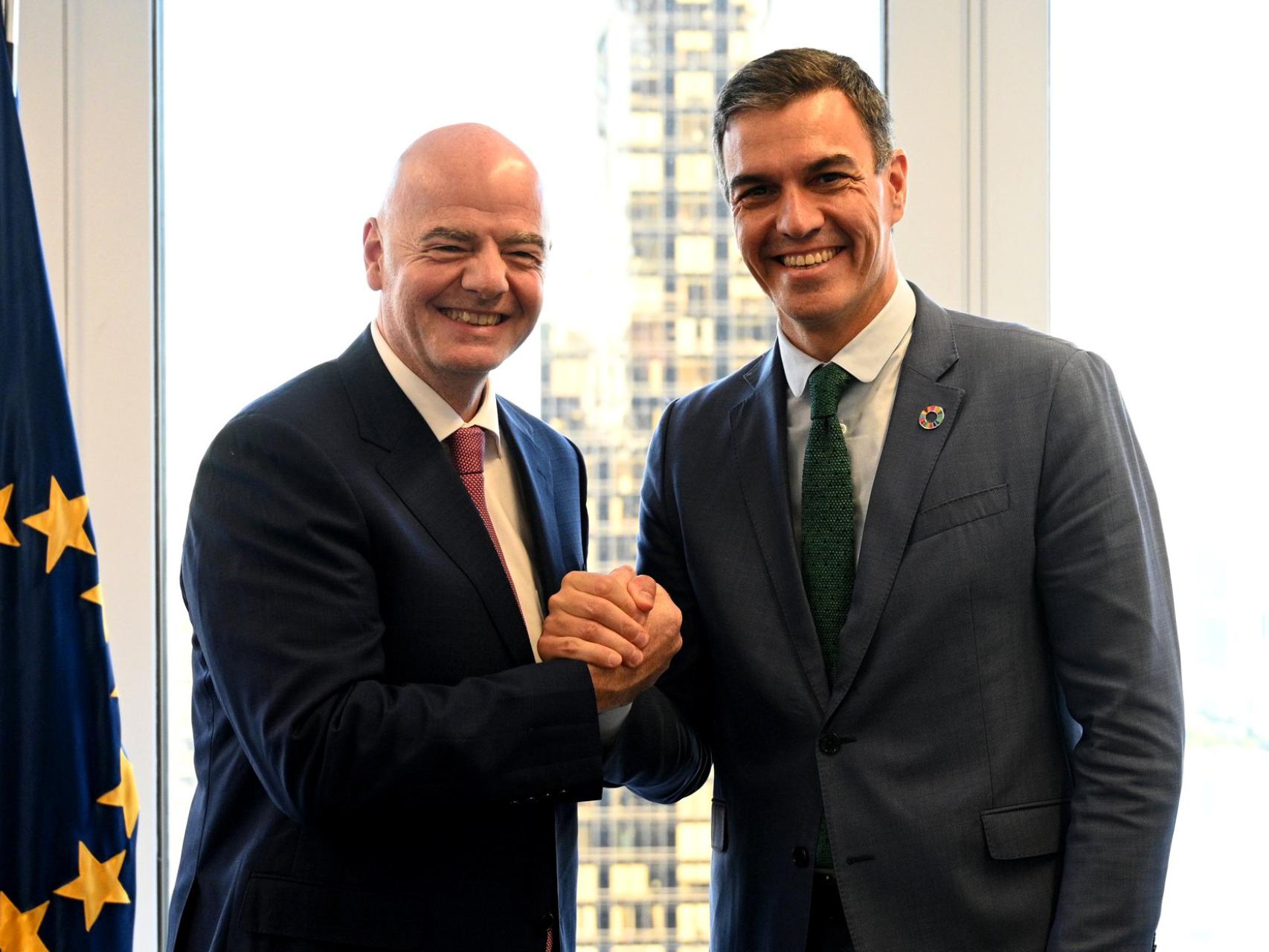 Gianni Infantino, presidente de la FIFA, junto a Pedro Sánchez