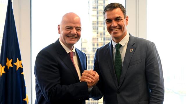 Gianni Infantino, presidente de la FIFA, junto a Pedro Sánchez