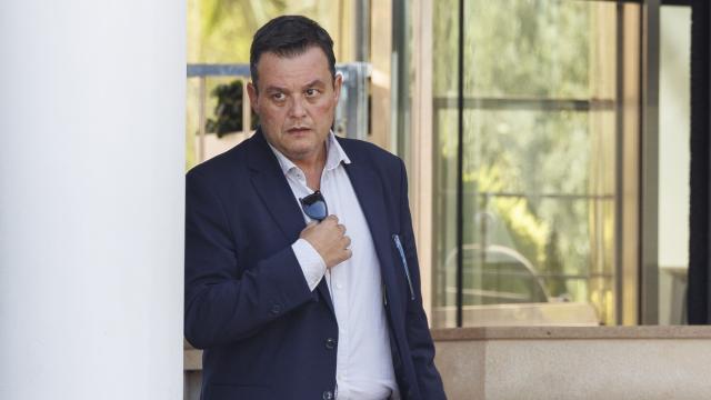 Víctor Francos, abandonando la concentración de la Selección