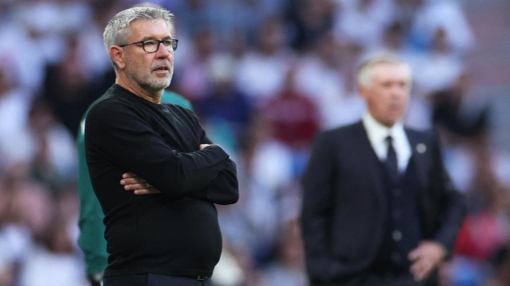 Urs Fischer, el entrenador del Unión Berlín, con Carlo Ancelotti al fondo.