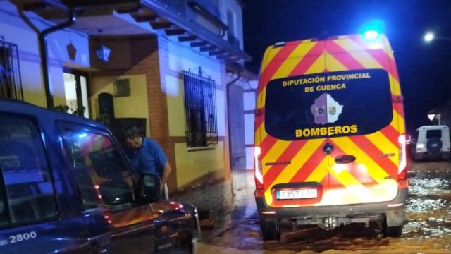 Los bomberos de la Diputación de Cuenca trabajando durante las inundaciones (112 CLM).