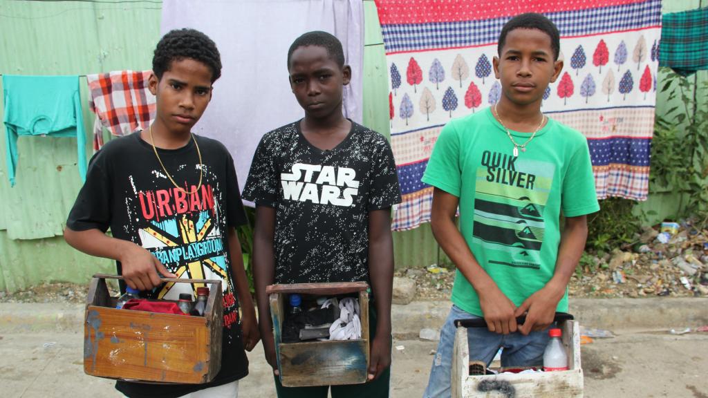 Moisés, Cristóbal, Edwin, tres de los protagonistas de 'Canillitas' y beneficiarios del proyecto de Misiones Salesianas.