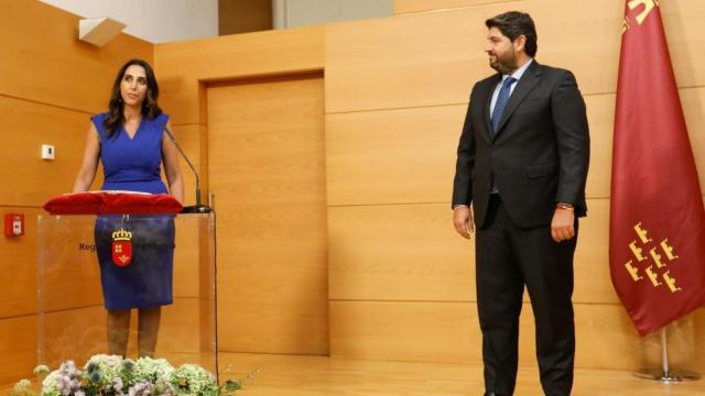 Sara Rubira, durante la toma de posesión de su cargo como nueva consejera de Agricultura, bajo la atenta mirada del presidente de Murcia, Fernando López Miras.