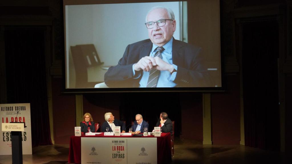 Felipe González mira el 'trailer' del documental sobre Alfonso Guerra que inspiró su último libro, entre Ymelda Navajo (La Esfera), y Manuel Lamarca, director del filme.