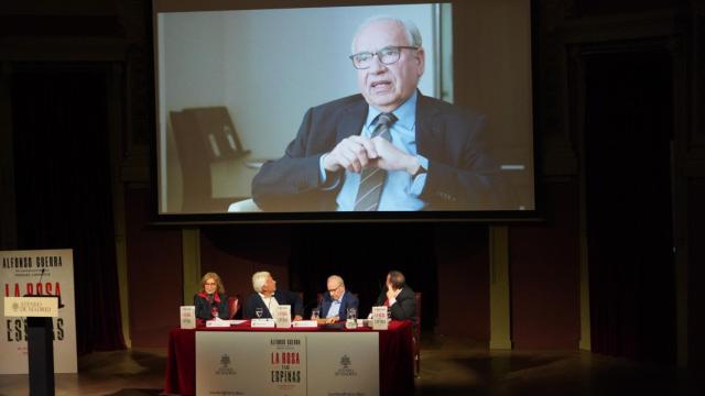 Felipe González mira el 'trailer' del documental sobre Alfonso Guerra que inspiró su último libro, entre Ymelda Navajo (La Esfera), y Manuel Lamarca, director del filme.