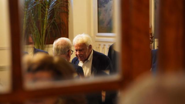 Felipe González, anoche, habla en un aparte con Alfonso Guerra, en el Ateneo de Madrid, antes de subir ambos a la tarima.
