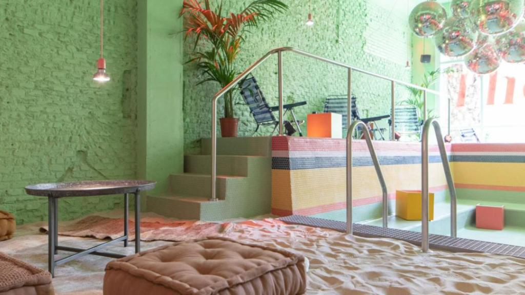 Este restaurante tiene una piscina vacía en su interior donde bailar y comer.