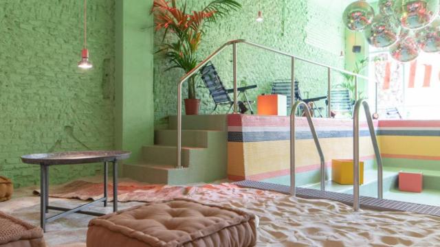 Este restaurante tiene una piscina vacía en su interior donde bailar y comer.