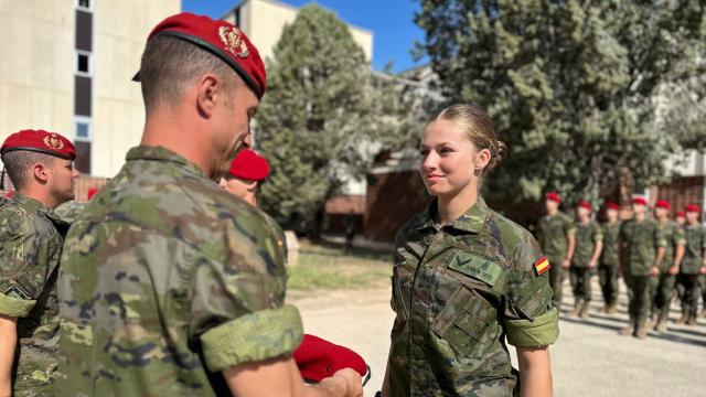La cadete Borbón Ortiz recibiendo la boina grancé de combatiente, el pasado 12 de septiembre.