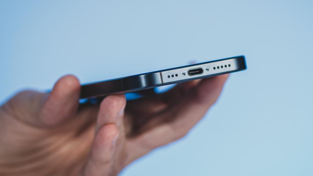 Conexión USB-C en el iPhone 15 Pro