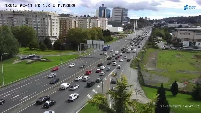 Retenciones en Alfonso Molina, en A Coruña, por un accidente entre un autobús y una moto