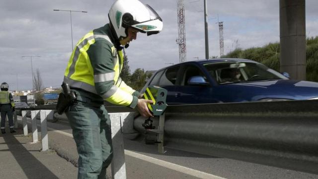 Un guardia civil colocando uno de los radares de modelo veloláser.