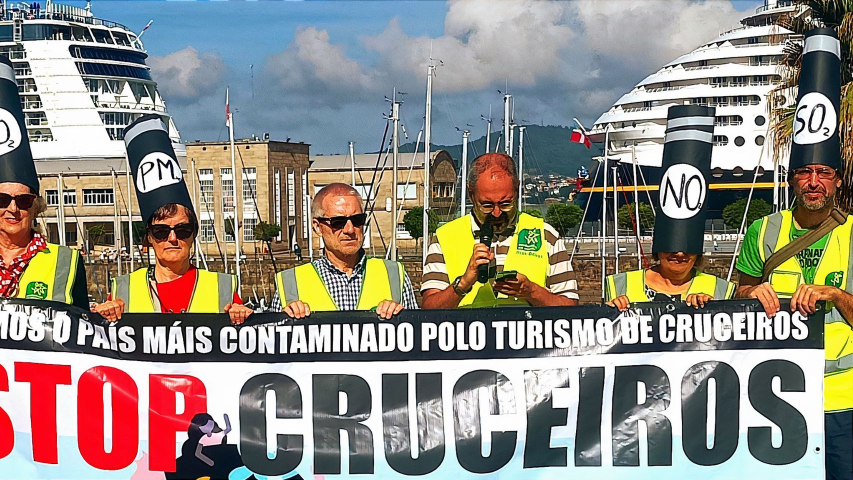 Integrantes de la plataforma concentrados ante los cruceros en Vigo.
