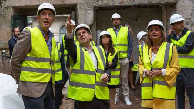 El momento de la colocación de la primera piedra en Vigo.