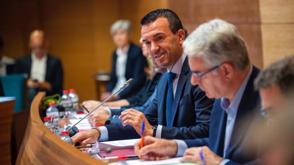 Vicente Mompó, presidente de la Diputación de Valencia, durante el pleno de este martes. EE