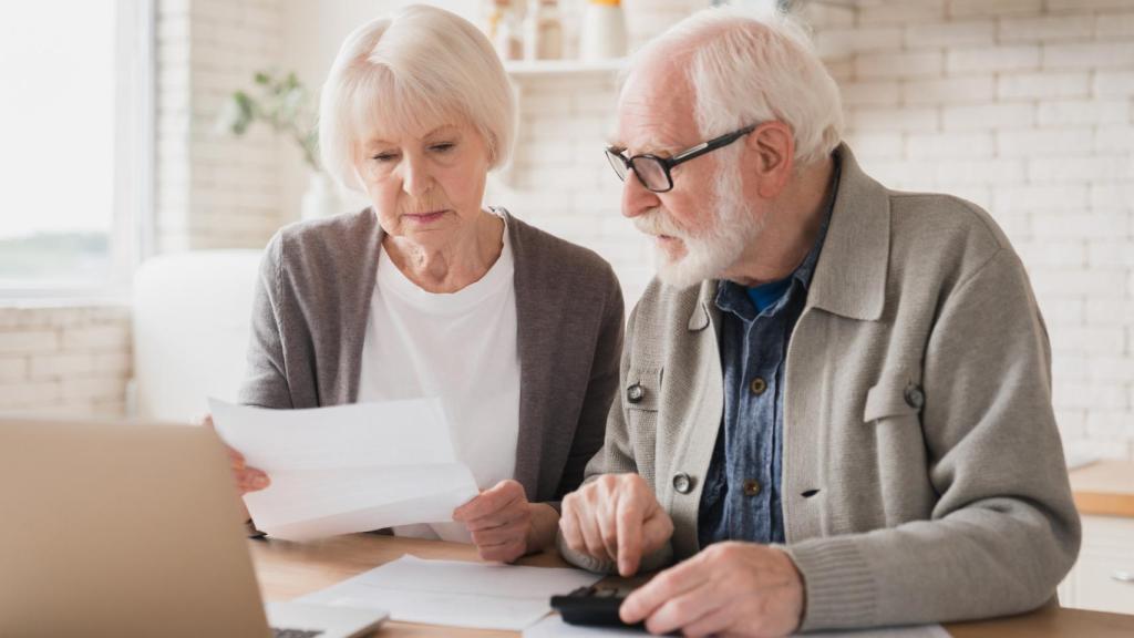 Una pareja mirando para contratar una hipoteca (iStock)