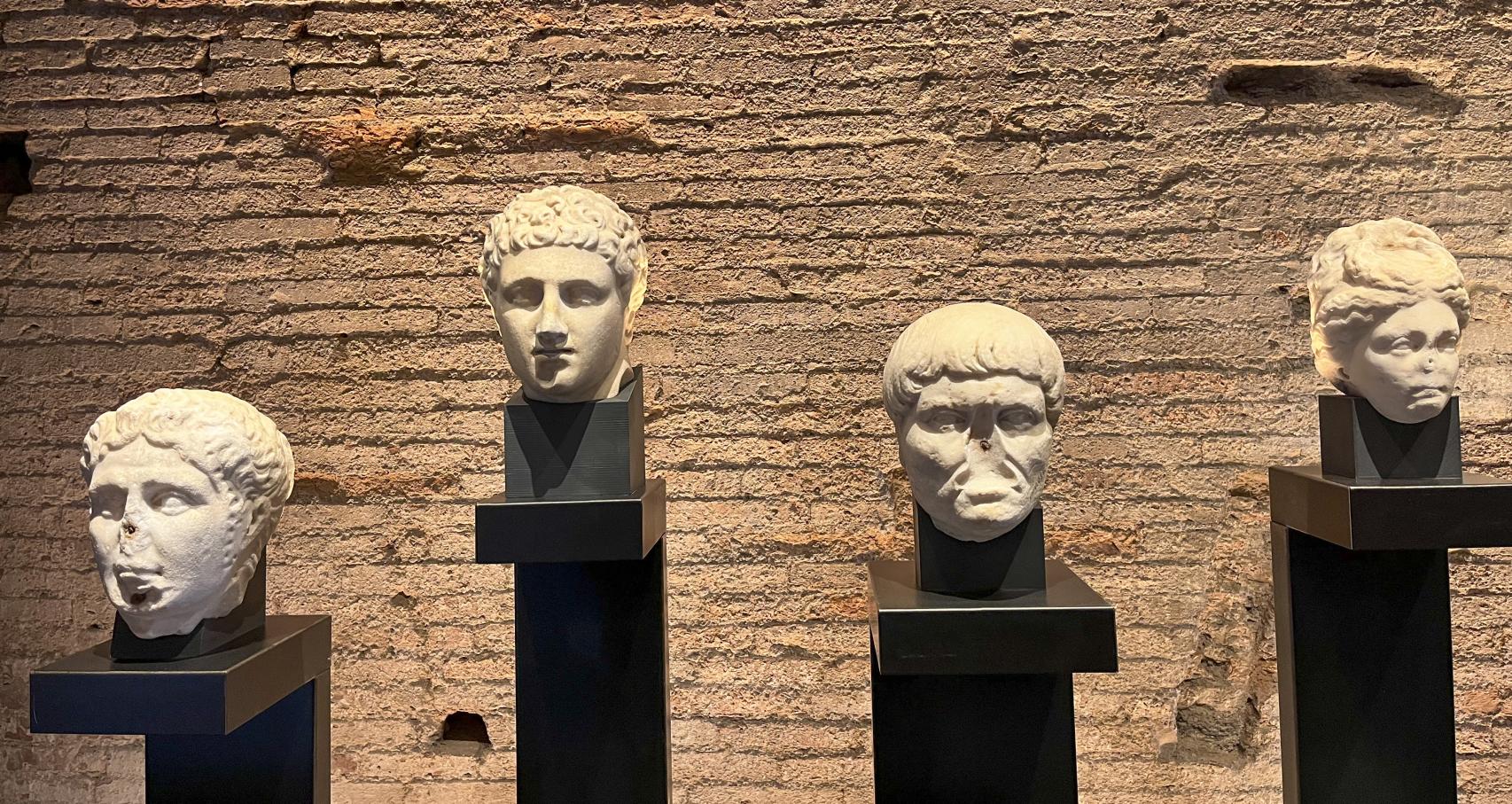 Bustos de estatuas expuestas en la Domus Tiberiana.