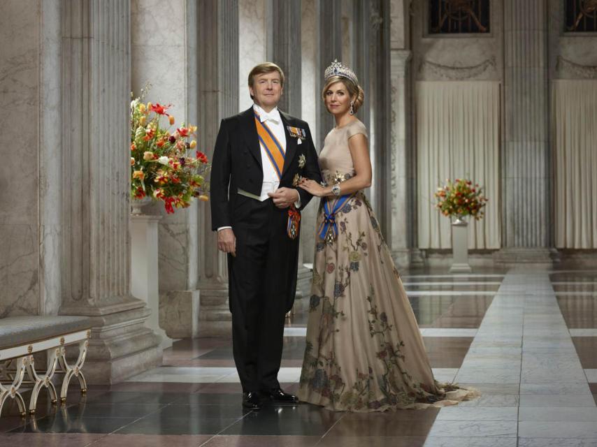 Retrato oficial de los reyes Guillermo y Máxima de Holanda por Erwin Olaf en 2018.