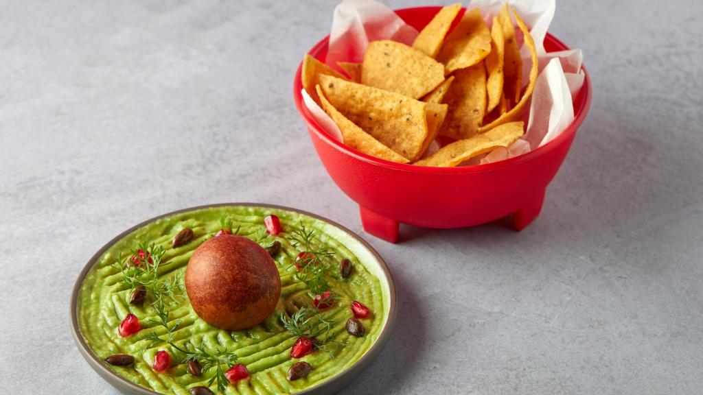 Un plato de nachos y guacamole de Taco Méndez.