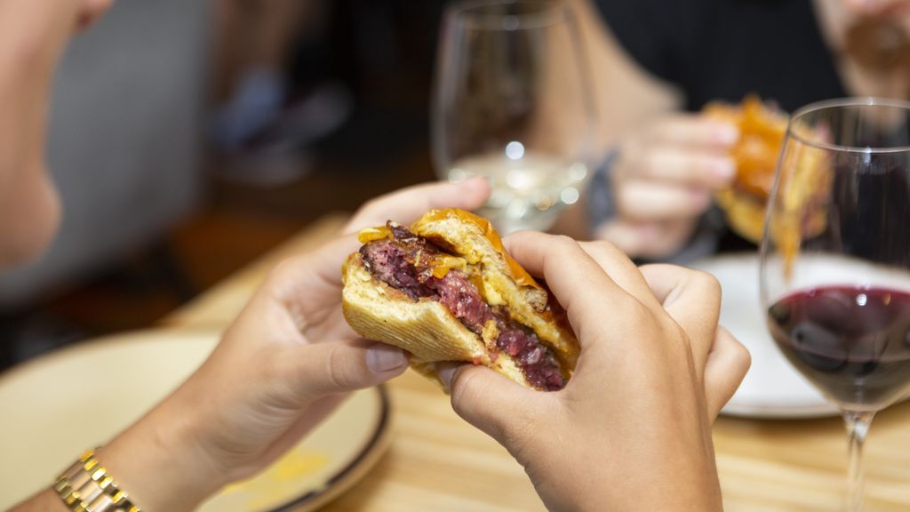 Una imagen de una de las hamburguesas.