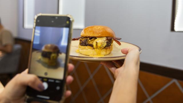 El jugador del Atlético de Madrid que se alía a una marca de hamburguesas de Ávila para convertirlas en las mejores